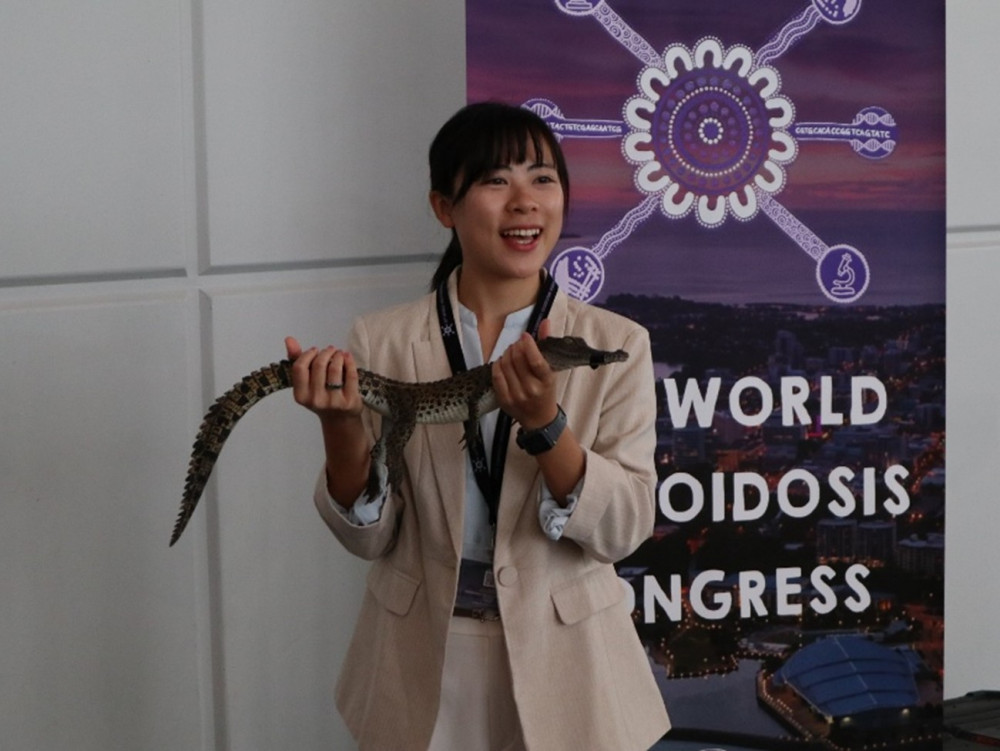 A WMC Congress delegate gets acquainted with one of the NT locals